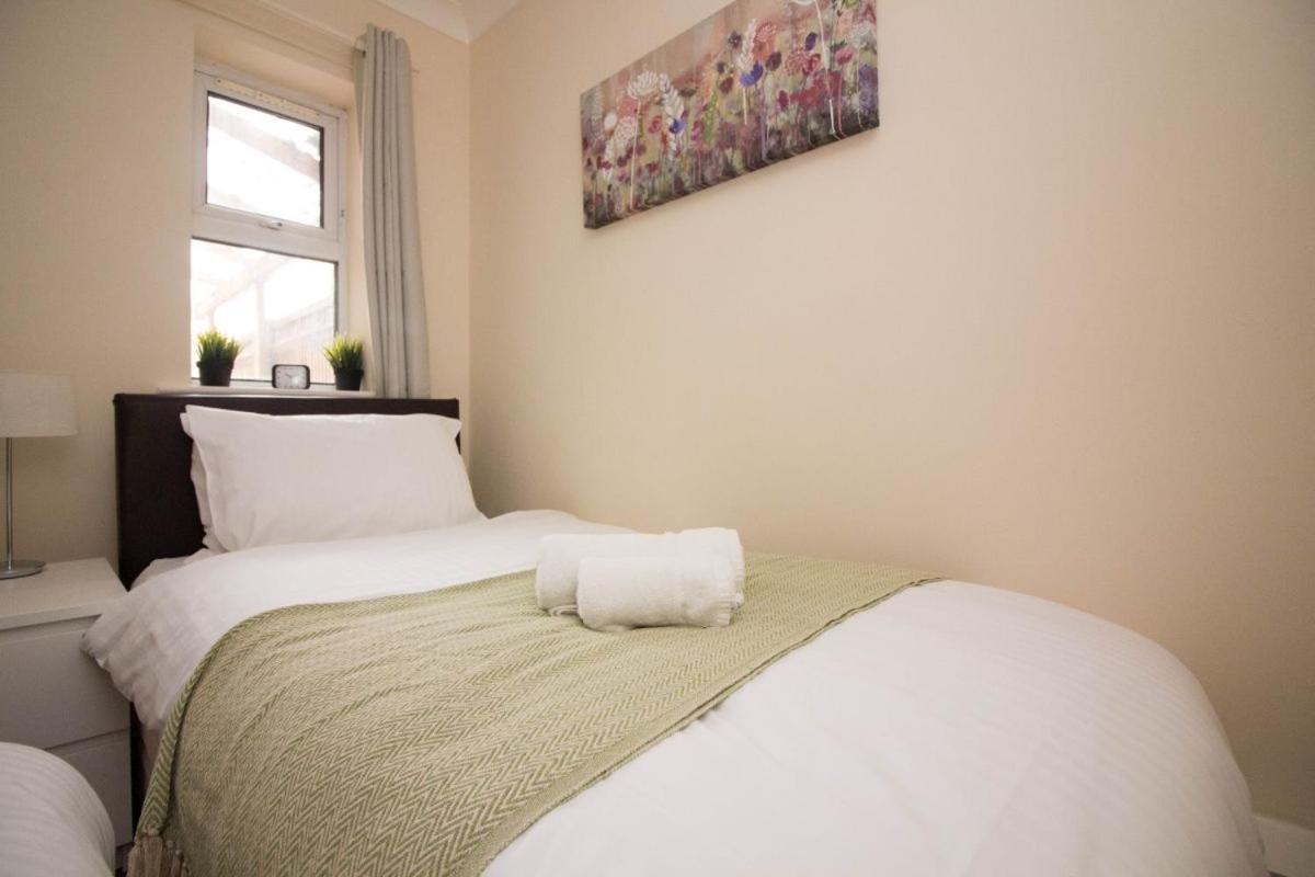 Stayzo Penthouse Accommodation 2- Premier Lodge サウサンプトン エクステリア 写真