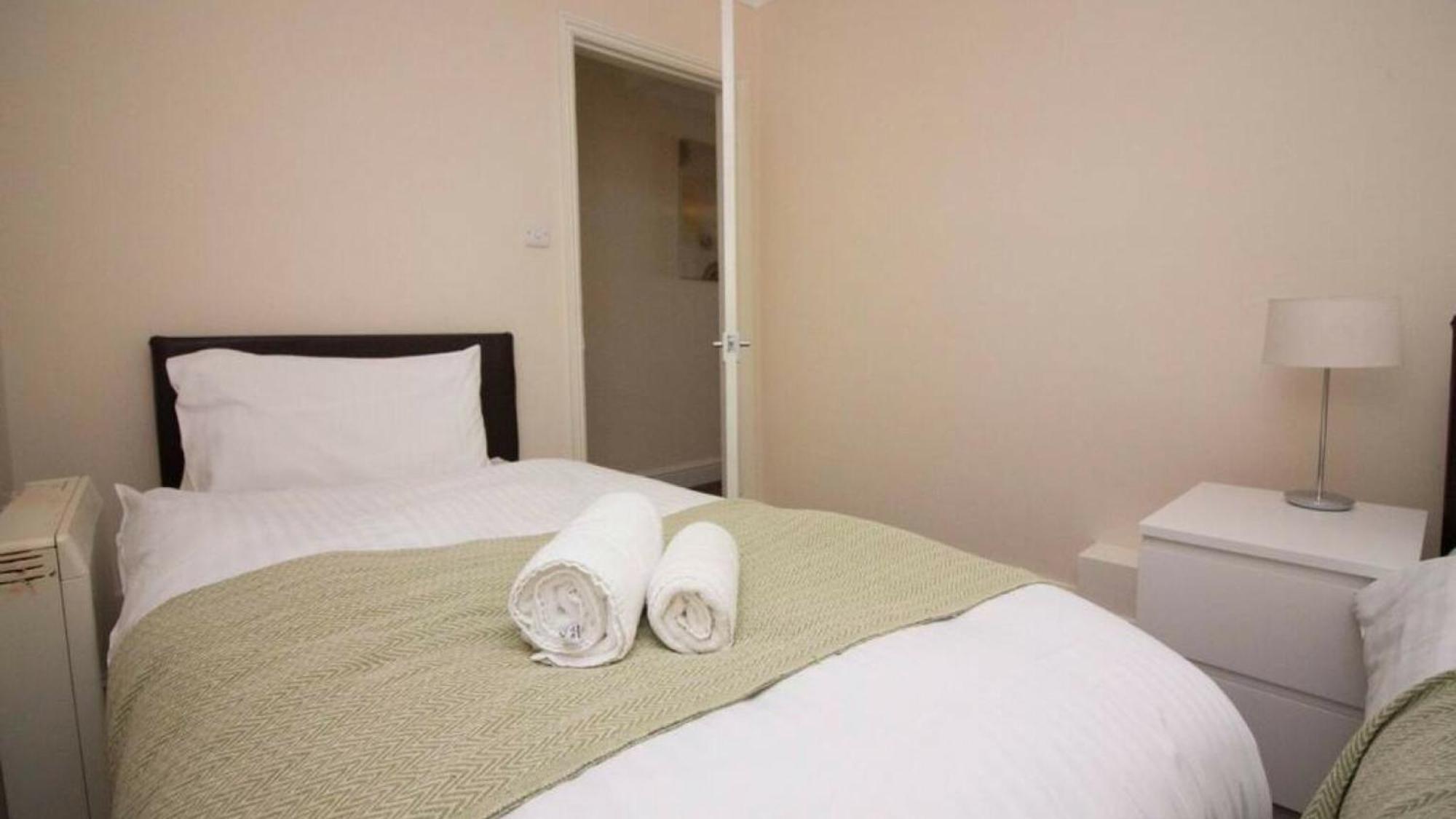 Stayzo Penthouse Accommodation 2- Premier Lodge サウサンプトン エクステリア 写真