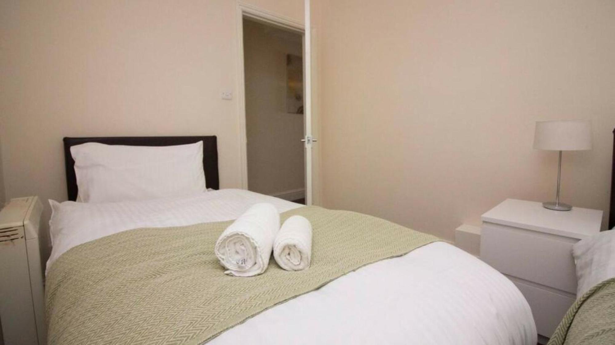 Stayzo Penthouse Accommodation 2- Premier Lodge サウサンプトン エクステリア 写真